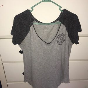 grey short sleeved shirt